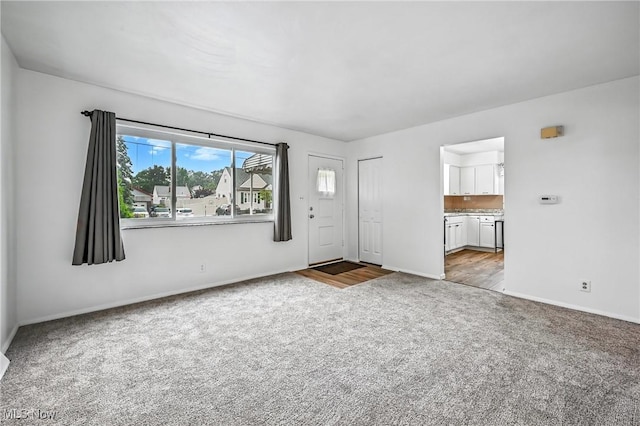 16-18 E Linwood Ave, Akron, OH 44301 - entryway with carpet floors and baseboards