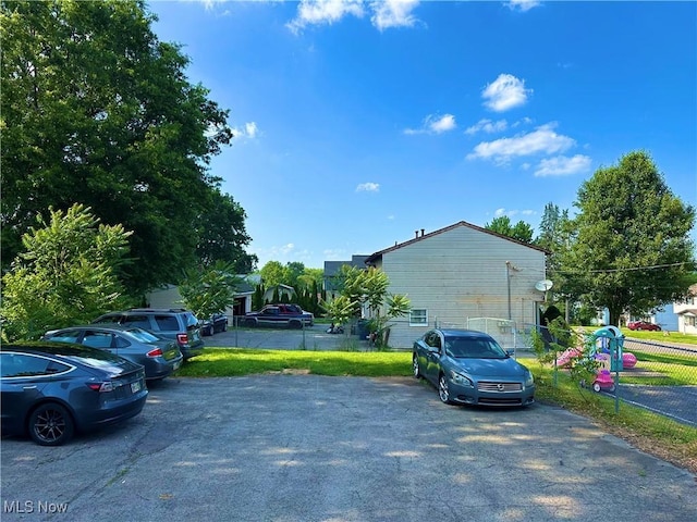 467 Elm St, Struthers, OH 44471 - view of front facade featuring uncovered parking