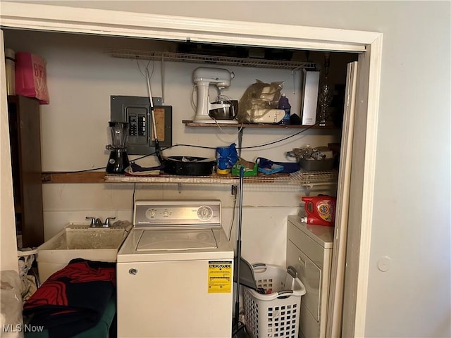 467 Elm St, Struthers, OH 44471 - laundry area featuring washer / clothes dryer and electric panel