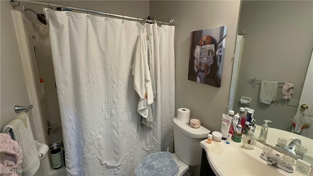 467 Elm St, Struthers, OH 44471 - bathroom featuring vanity and curtained shower