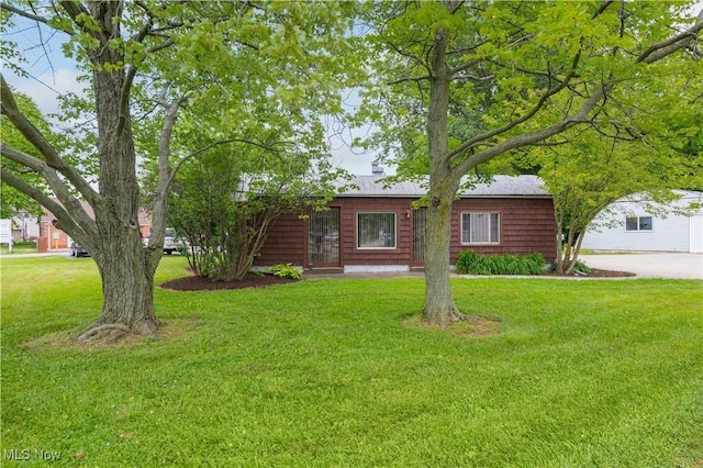 4465 Oberlin Ave, Lorain, OH 44053 - view of front of home featuring a front lawn