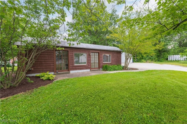 4465 Oberlin Ave, Lorain, OH 44053 - ranch-style home with a front lawn