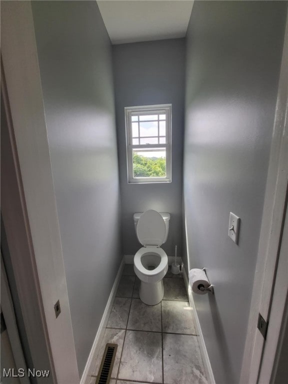 54856 Winding Hill Rd, Bellaire, OH 43906 - bathroom featuring toilet and baseboards