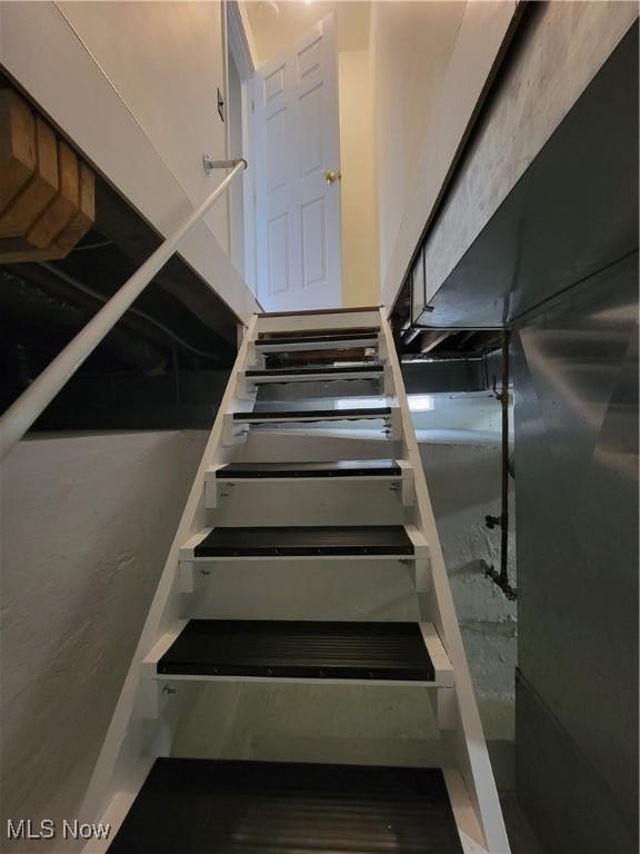 262 High St, Conneaut, OH 44030 - view of stairs