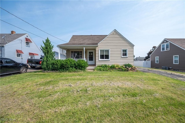 135 Renee Dr, Struthers, OH 44471 - view of front facade featuring covered porch and a front lawn