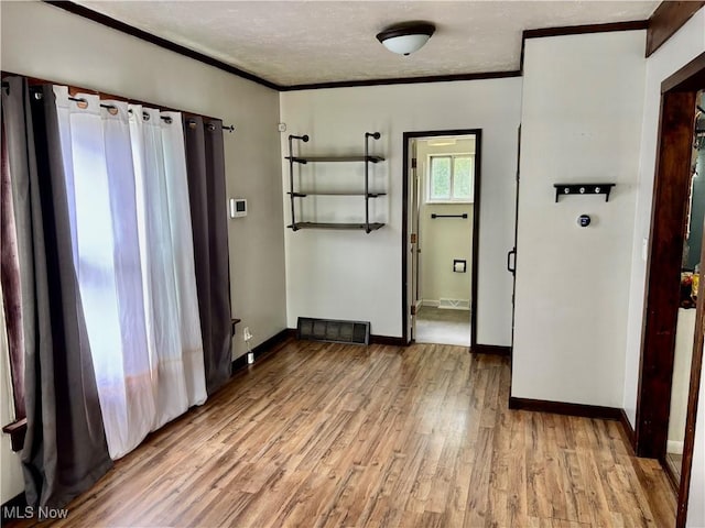 391 Cornell St, Akron, OH 44310 - entrance foyer with light wood-style flooring and crown molding