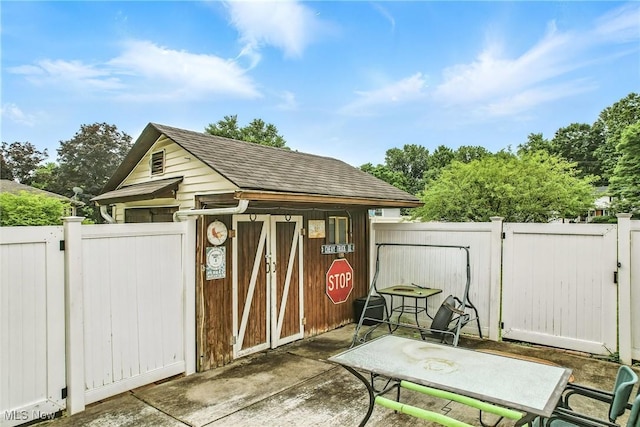 4477 S Warwick Dr, Canfield, OH 44406 - view of outbuilding with a gate