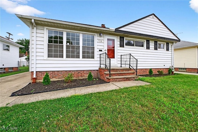 738 Sterling Rd, Wickliffe, OH 44092 - view of front of house with a front yard