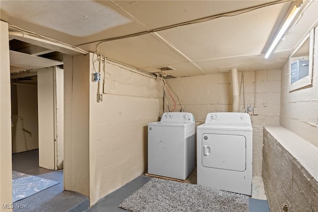 208 Clark St, Berea, OH 44017 - washroom featuring independent washer and dryer