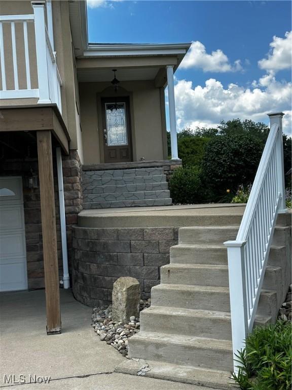 54431 Maple Ln, Martins Ferry, OH 43935 - view of staircase