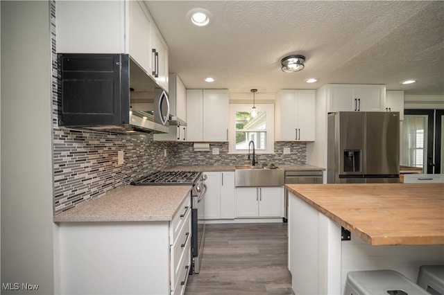 2364 Earl, Niles, OH 44446 - kitchen featuring stainless steel appliances, white cabinets, dark wood-style floors, decorative backsplash, and a textured ceiling