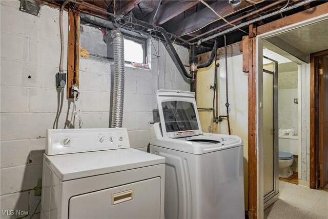 1055 W Virginia Ave, Parkersburg, WV 26104 - laundry room with washing machine and dryer and light floors