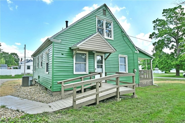 1006 Trumbull Ave, Warren, OH 44420 - view of front facade featuring a front yard and a wooden deck