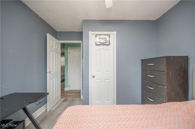 1291 Woodhurst Dr, Austintown, OH 44515 - bedroom featuring wood finished floors, a textured ceiling, ceiling fan, and a closet