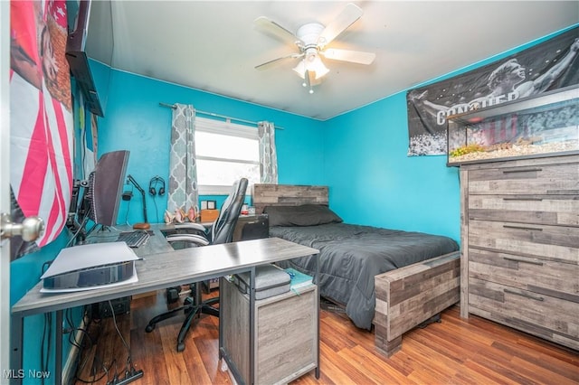 1291 Woodhurst Dr, Austintown, OH 44515 - bedroom featuring a desk, wood finished floors, and a ceiling fan