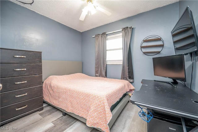 1291 Woodhurst Dr, Austintown, OH 44515 - bedroom with wood finished floors, a ceiling fan, and a textured ceiling