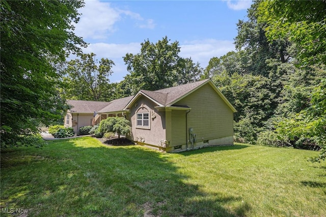 11801 Quail Crest Ave, Mantua, OH 44255 - view of side of property with a lawn