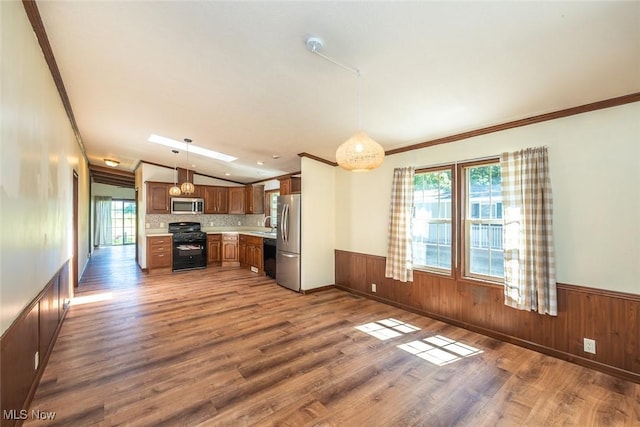 19 Pageant Ln, Olmsted Twp, OH 44138 - kitchen with appliances with stainless steel finishes, crown molding, wood finished floors, a wainscoted wall, and light countertops