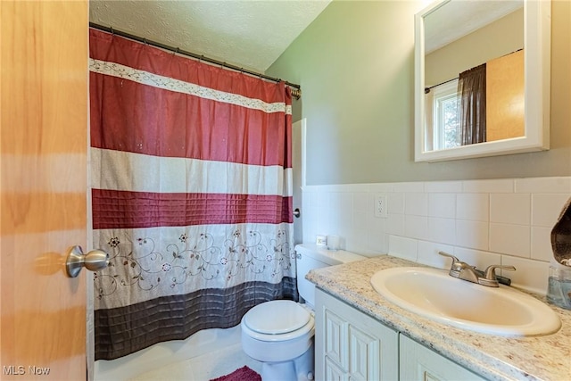 530 N Scranton St, Ravenna, OH 44266 - full bathroom featuring vanity, tile walls, curtained shower, and a textured ceiling