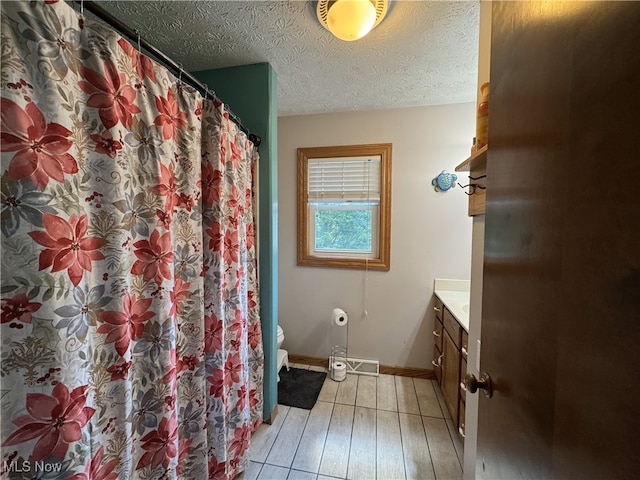 607 Wyndclift Cir, Austintown, OH 44515 - bathroom featuring vanity, a textured ceiling, wood finished floors, and curtained shower