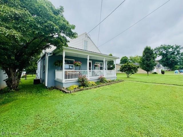 500 Elm St, Belpre, OH 45714 - view of front of property featuring covered porch and a front yard