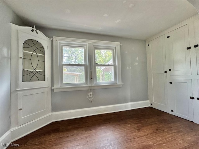 825 Summit St, Salem, OH 44460 - entryway with dark wood-style floors and baseboards