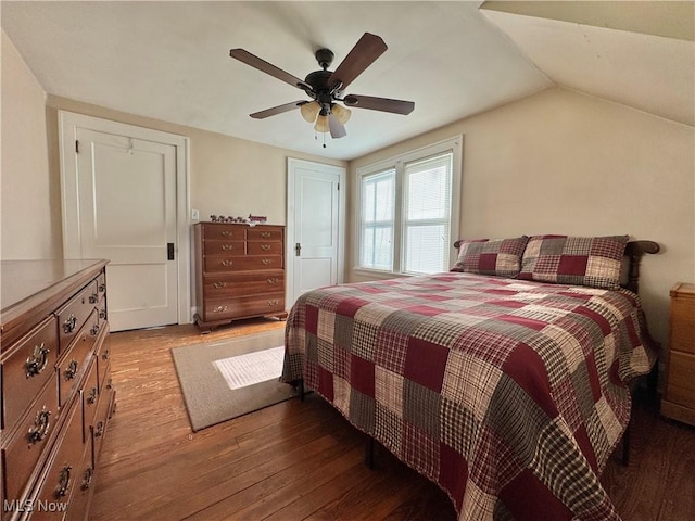 825 Summit St, Salem, OH 44460 - bedroom featuring light wood-style floors, ceiling fan, and vaulted ceiling