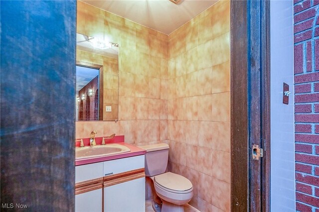 68 Caravel Pl, Wintersville, OH 43953 - bathroom featuring tile walls and vanity
