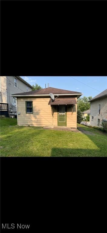607 N 8th St, Cambridge, OH 43725 - rear view of house featuring a lawn