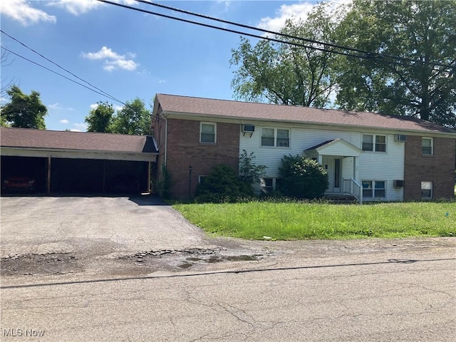 206 Colonial Dr, Youngstown, OH 44505 - bi-level home with brick siding, a front yard, and a carport