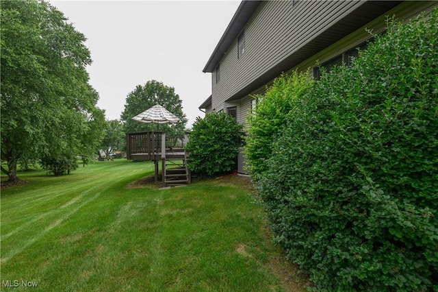 6104 Shipslanding Ave NW, Canton, OH 44718 - view of grassy yard featuring a wooden deck