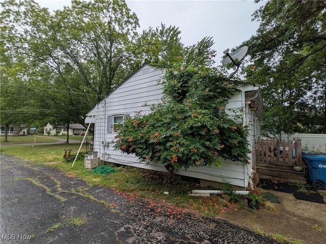 7567 Inland Dr, Olmsted Falls, OH 44138 - view of side of home
