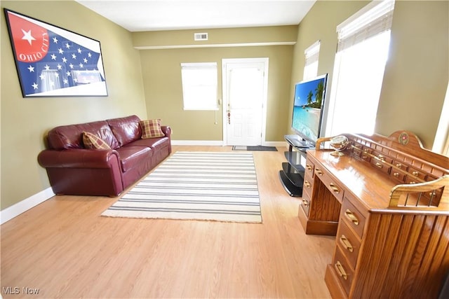 5500 Courtland Ct, Cleveland, OH 44102 - living room featuring light wood finished floors