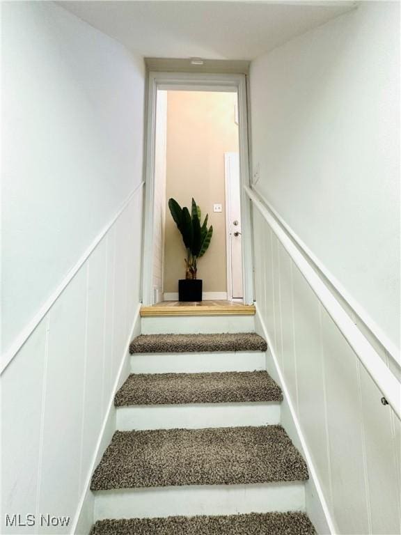 4235 Patricia Ave, Austintown, OH 44511 - stairway with a decorative wall