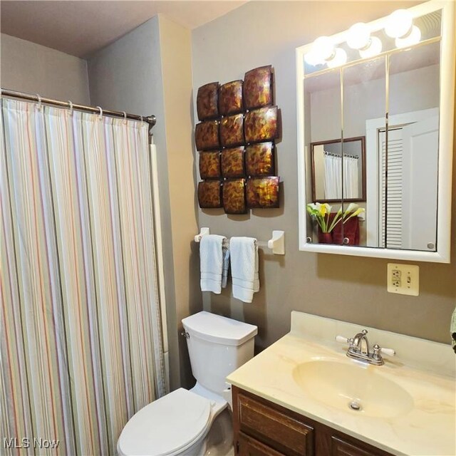 3303 Hemlock St, Parkersburg, WV 26101 - full bath featuring vanity and a shower with curtain
