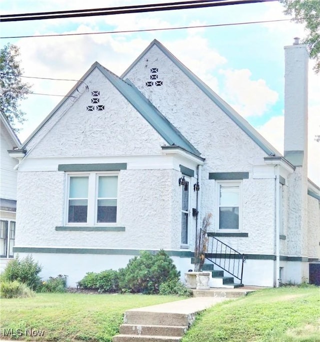 3303 Hemlock St, Parkersburg, WV 26101 - view of front facade featuring a front lawn and stucco siding