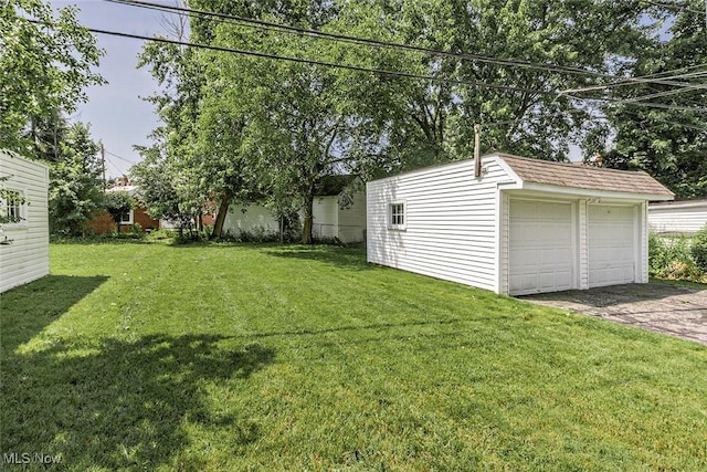 4030 Silsby Rd, University Heights, OH 44118 - view of grassy yard featuring an outbuilding and a garage