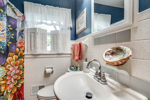 2207 Robinhood Dr, Wooster, OH 44691 - full bath featuring tile walls and a shower with shower curtain