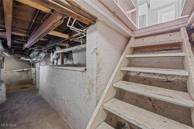 2905 Jay Ave, Cleveland, OH 44113 - unfinished below grade area featuring gas water heater