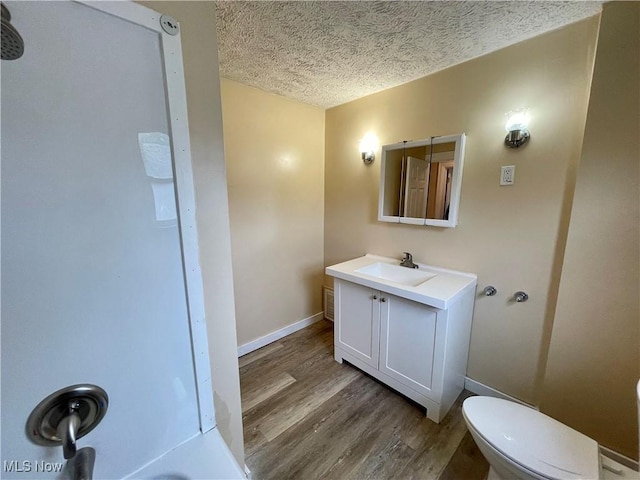 918 Silvercrest Ave, Akron, OH 44314 - full bath featuring wood finished floors, vanity, a textured ceiling, and a bath