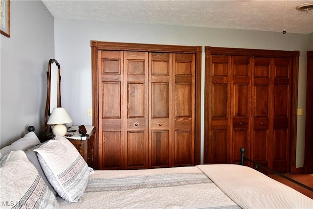 1511 Lake Front Dr, Salem, OH 44460 - bedroom with a textured ceiling