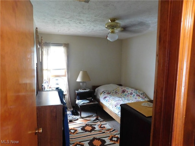 30051 Regent Rd, Wickliffe, OH 44092 - bedroom featuring a textured ceiling