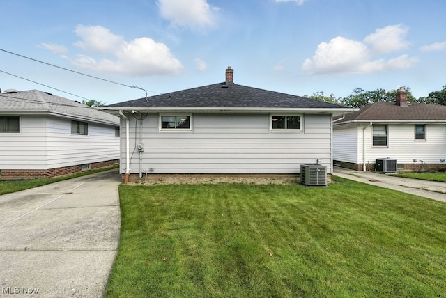 13806 Carpenter Rd, Garfield Heights, OH 44125 - view of side of property featuring a lawn and roof with shingles