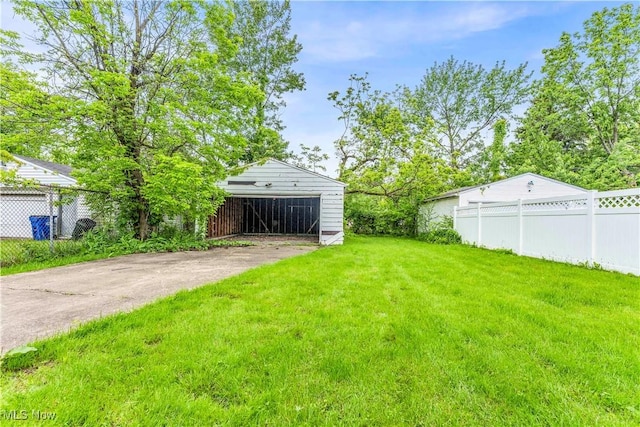 3670 E 138th St, Cleveland, OH 44120 - view of yard featuring an outbuilding and a detached garage
