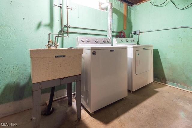 427 E 275th St, Euclid, OH 44132 - laundry area featuring separate washer and dryer