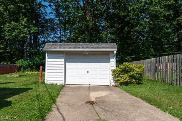 427 E 275th St, Euclid, OH 44132 - detached garage with driveway