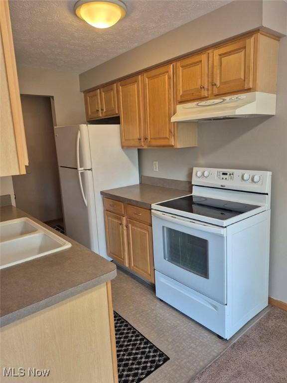 4360 Inner Circle Dr Unit C14, Brunswick, OH 44212 - kitchen featuring white appliances, under cabinet range hood, and a textured ceiling