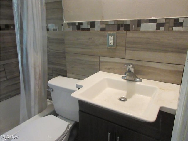 18019 Chagrin Blvd, Shaker Heights, OH 44122 - bathroom with vanity, shower / bath combo, backsplash, and tile walls