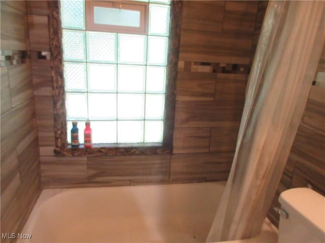 18019 Chagrin Blvd, Shaker Heights, OH 44122 - full bath featuring toilet and shower / tub combo with curtain