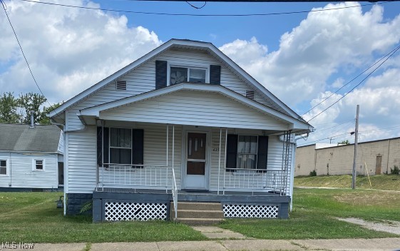 625 Taylor St, Zanesville, OH 43701 - view of front of property featuring covered porch and a front lawn